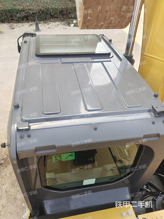 駕駛室頂部(整機(jī)外觀) 駕駛室頂部(整機(jī)外觀)