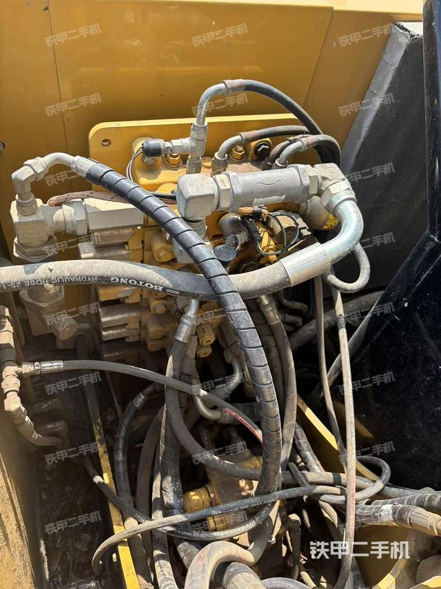 回轉(zhuǎn)馬達(dá)和主控閥(整機(jī)外觀) 回轉(zhuǎn)馬達(dá)和主控閥(整機(jī)外觀)