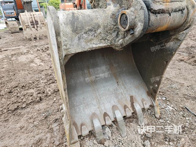 鏟斗右后整體(工作和回轉(zhuǎn)裝置) 鏟斗右后整體(工作和回轉(zhuǎn)裝置)