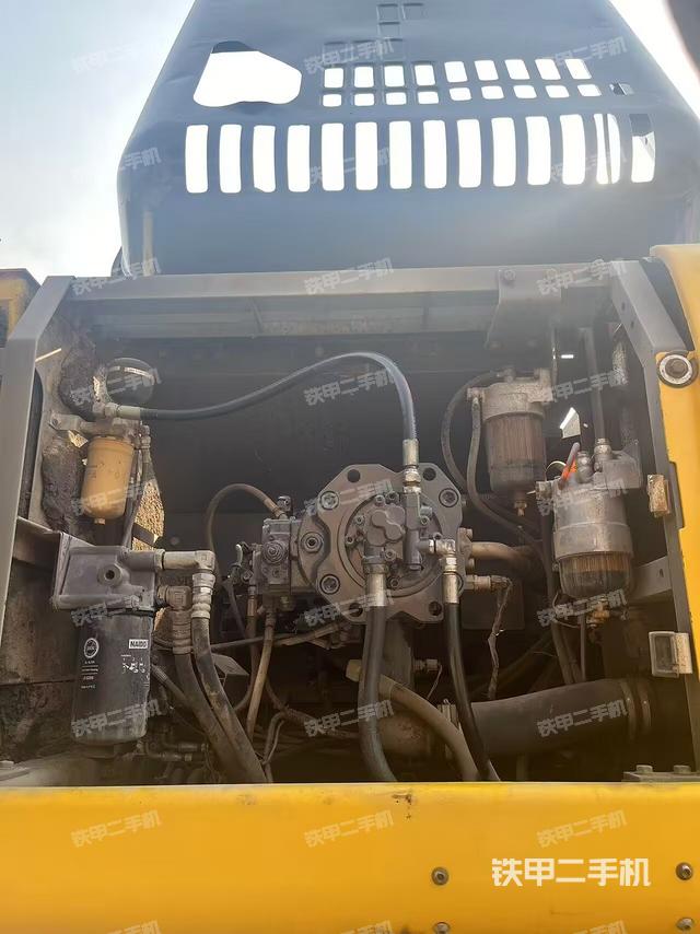 液壓泵艙室正面整體(整機(jī)外觀) 液壓泵艙室正面整體(整機(jī)外觀)