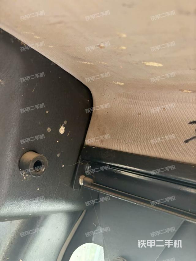 左后方玻璃角標（駕駛室部分）