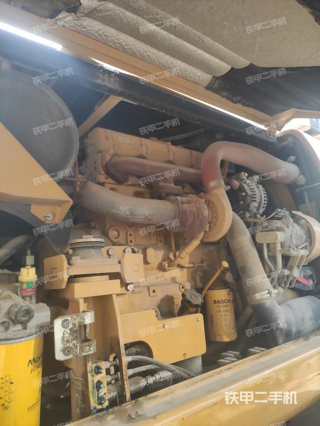 液壓泵艙室正面整體（整機外觀）