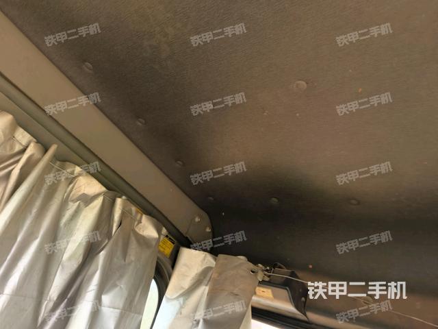 行走控制手柄和踏板?俯拍（駕駛室部分）