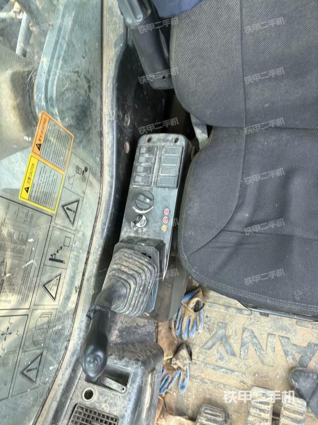 行走控制手柄和踏板?俯拍（駕駛室部分）