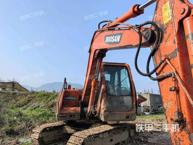 大臂根部?斜（工作和回轉(zhuǎn)裝置）