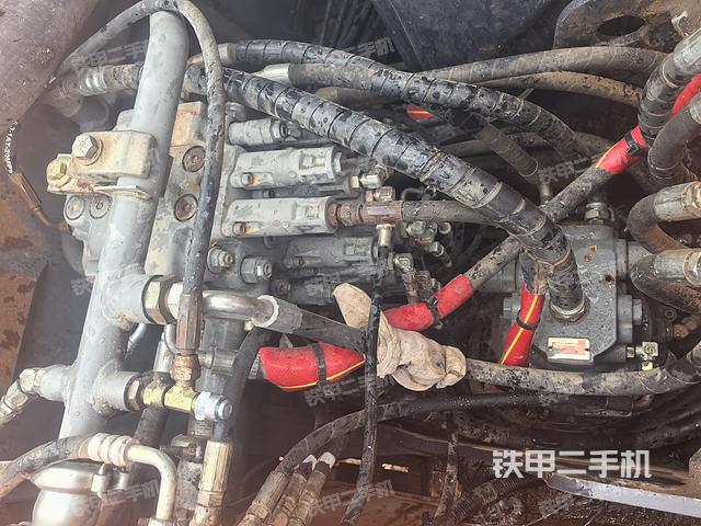 回转马达和主控阀（整机外观）