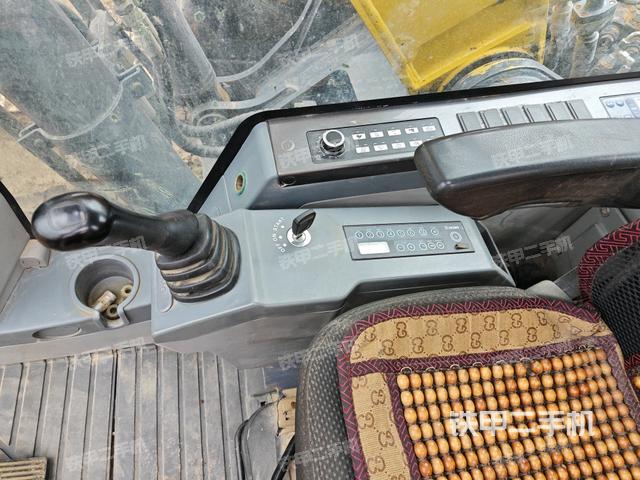 座椅右側(cè)控制臺/鑰匙門/油門/含右手柄(駕駛室部分) 座椅右側(cè)控制臺/鑰匙門/油門/含右手柄(駕駛室部分)