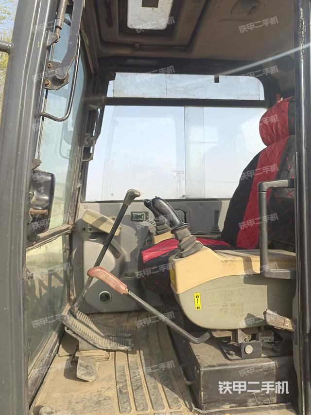 駕駛室頂部（整機外觀）