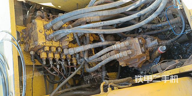 回轉(zhuǎn)馬達(dá)和主控閥（整機(jī)外觀）