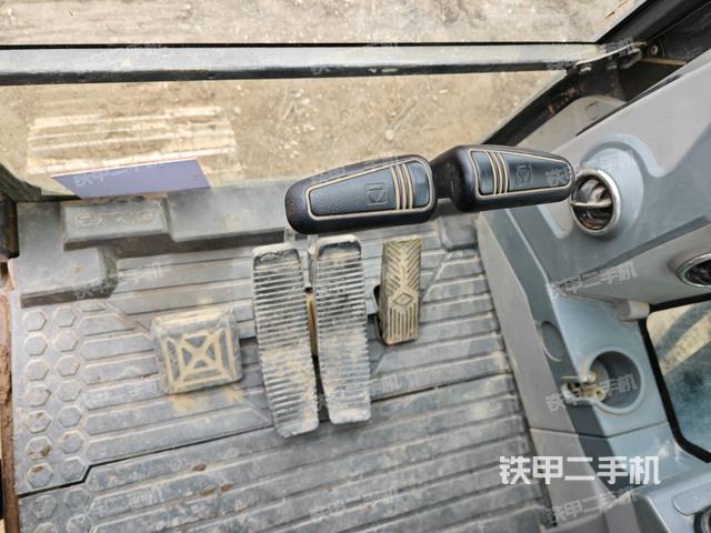 行走控制手柄和踏板?俯拍(駕駛室部分) 行走控制手柄和踏板?俯拍(駕駛室部分)