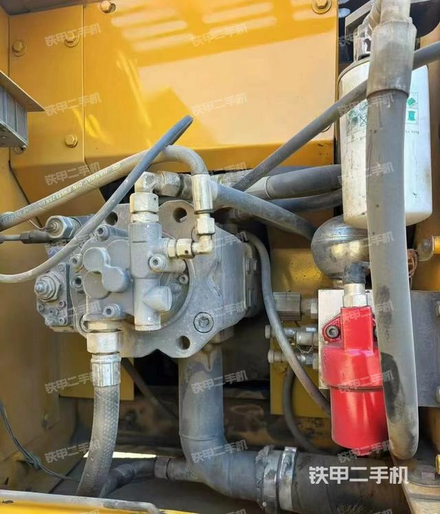 液壓泵艙室正面整體(整機(jī)外觀) 液壓泵艙室正面整體(整機(jī)外觀)
