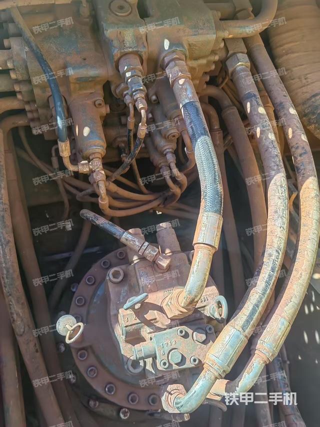 回轉(zhuǎn)馬達(dá)和主控閥（整機(jī)外觀）