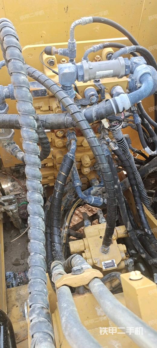 回轉(zhuǎn)馬達(dá)和主控閥(整機(jī)外觀) 回轉(zhuǎn)馬達(dá)和主控閥(整機(jī)外觀)