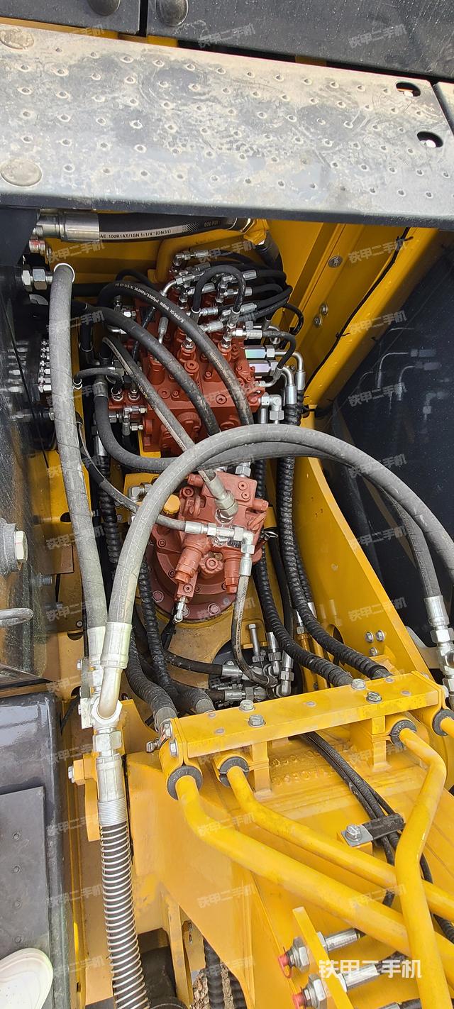 液压泵舱室正面整体（整机外观）