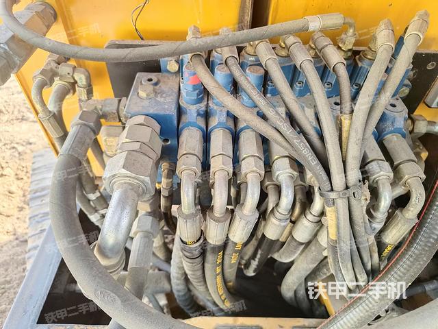 回轉(zhuǎn)馬達和主控閥（整機外觀）