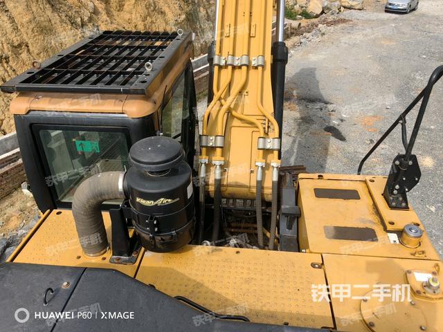 駕駛室頂部(整機(jī)外觀) 駕駛室頂部(整機(jī)外觀)