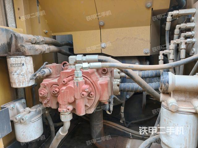 液壓泵艙室正面整體（整機外觀）