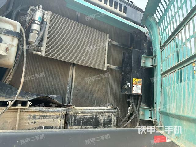 散熱器正面(大件艙室) 散熱器正面(大件艙室)