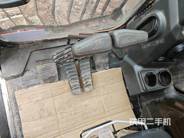 行走控制手柄和踏板?俯拍（駕駛室部分）