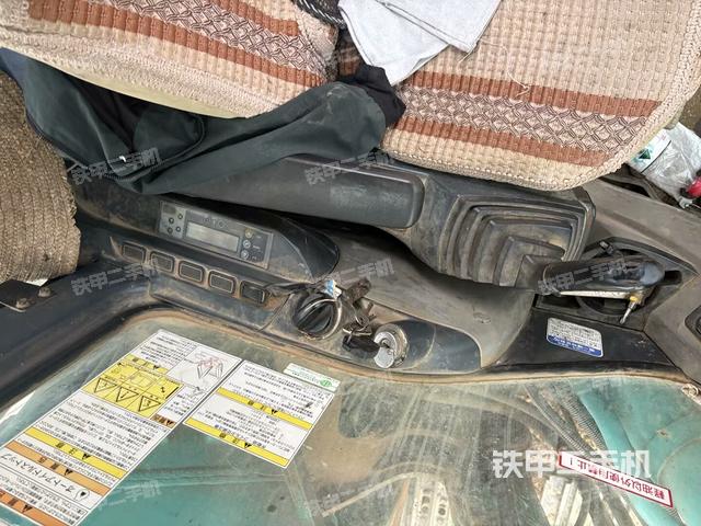 行走控制手柄和踏板?俯拍(駕駛室部分) 行走控制手柄和踏板?俯拍(駕駛室部分)