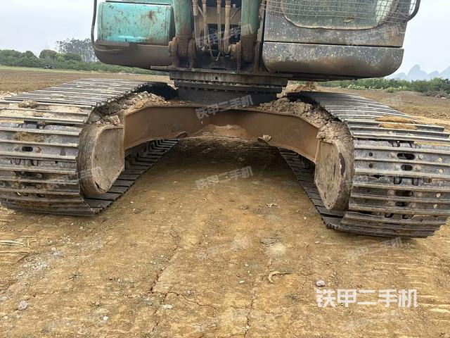 大臂根部?斜視(工作和回轉(zhuǎn)裝置) 大臂根部?斜視(工作和回轉(zhuǎn)裝置)