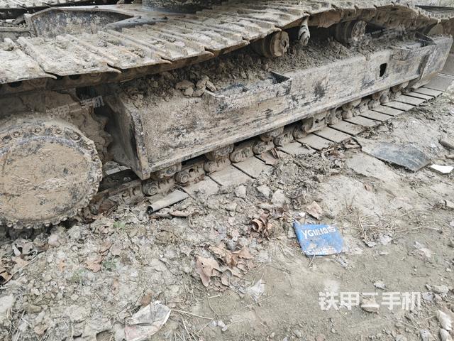 單側(cè)履帶整體(整機(jī)外觀) 單側(cè)履帶整體(整機(jī)外觀)