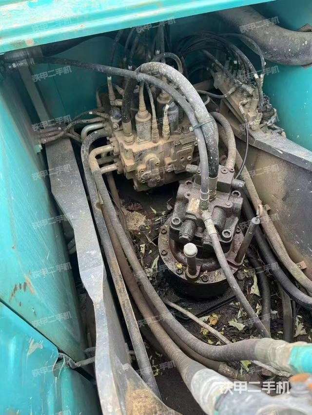 回转马达和主控阀（整机外观）