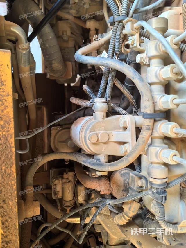 回轉(zhuǎn)馬達(dá)和主控閥（整機(jī)外觀）