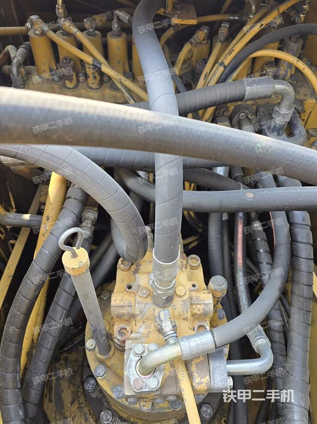 回轉(zhuǎn)馬達和主控閥(整機外觀) 回轉(zhuǎn)馬達和主控閥(整機外觀)