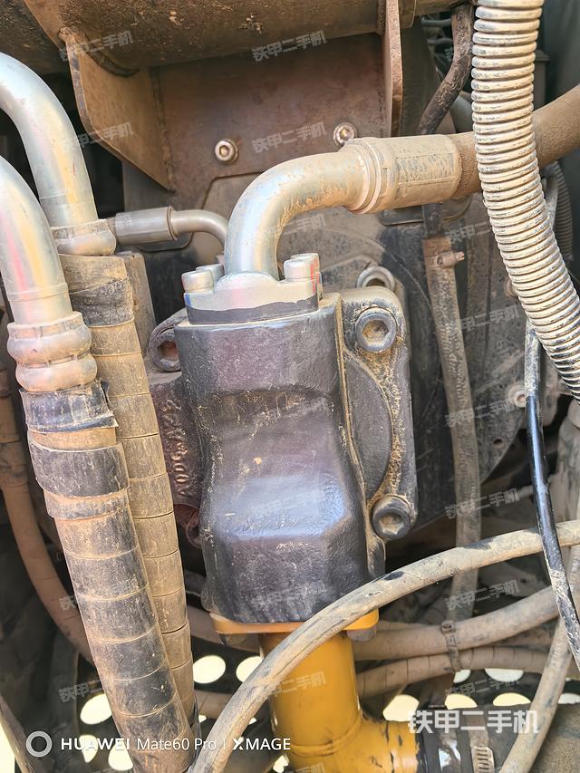 液壓泵艙室正面整體（整機外觀）