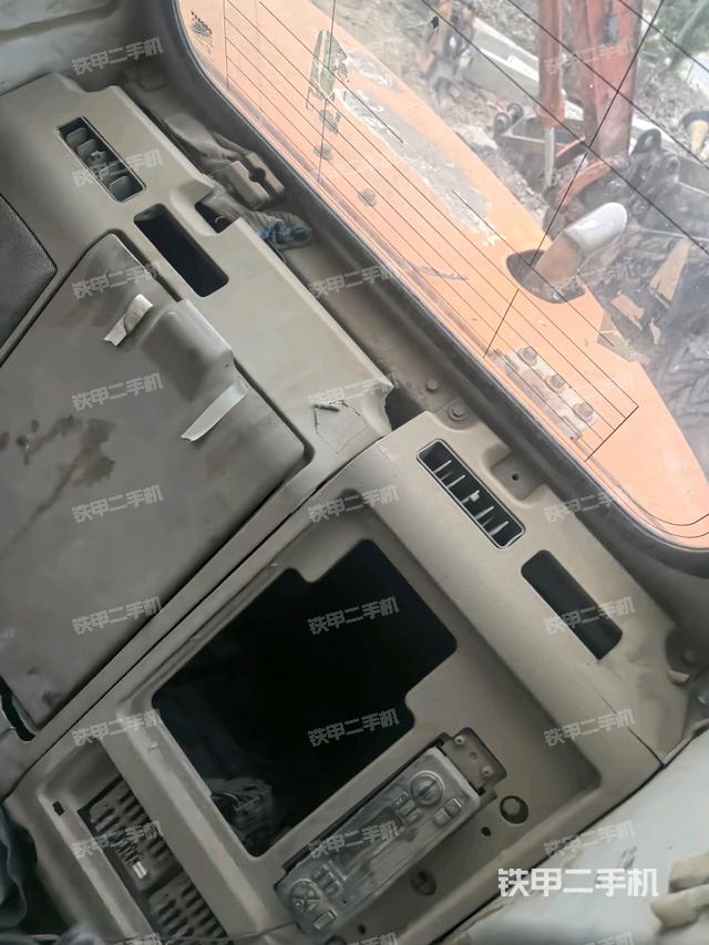 行走控制手柄和踏板?俯拍(駕駛室部分) 行走控制手柄和踏板?俯拍(駕駛室部分)