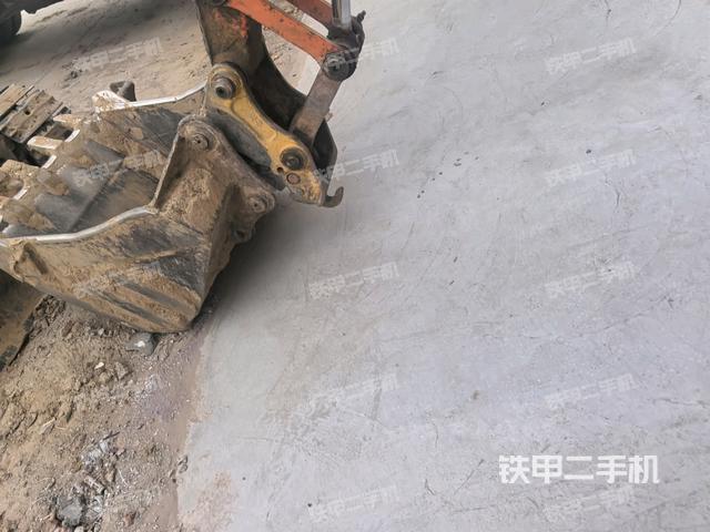 鏟斗右后整體(工作和回轉(zhuǎn)裝置) 鏟斗右后整體(工作和回轉(zhuǎn)裝置)