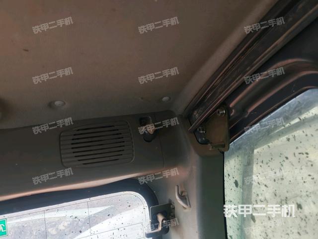 行走控制手柄和踏板?俯拍（駕駛室部分）