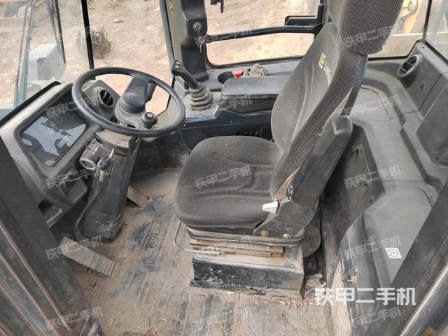 駕駛室工作臺(tái)(整機(jī)外觀及大件) 駕駛室工作臺(tái)(整機(jī)外觀及大件)