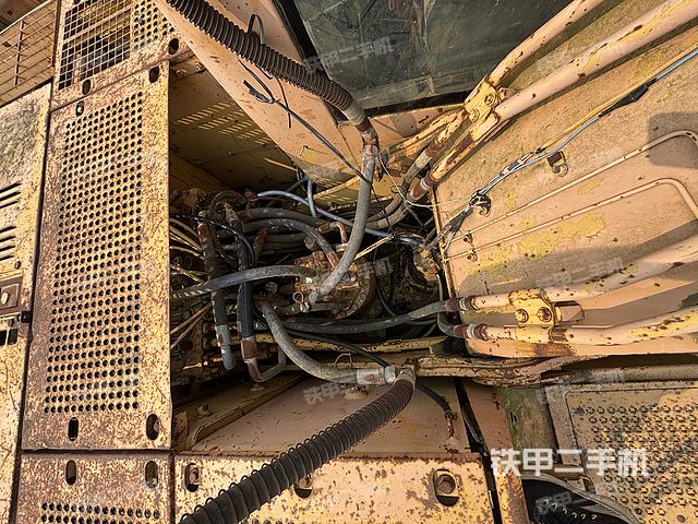 回轉(zhuǎn)馬達(dá)和主控閥(整機(jī)外觀) 回轉(zhuǎn)馬達(dá)和主控閥(整機(jī)外觀)