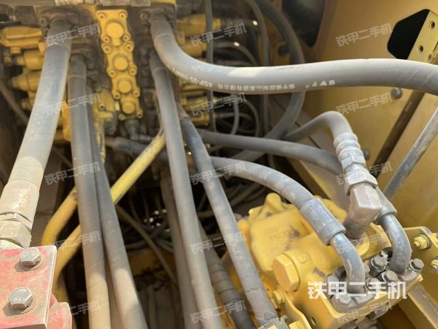 回轉(zhuǎn)馬達和主控閥(整機外觀) 回轉(zhuǎn)馬達和主控閥(整機外觀)