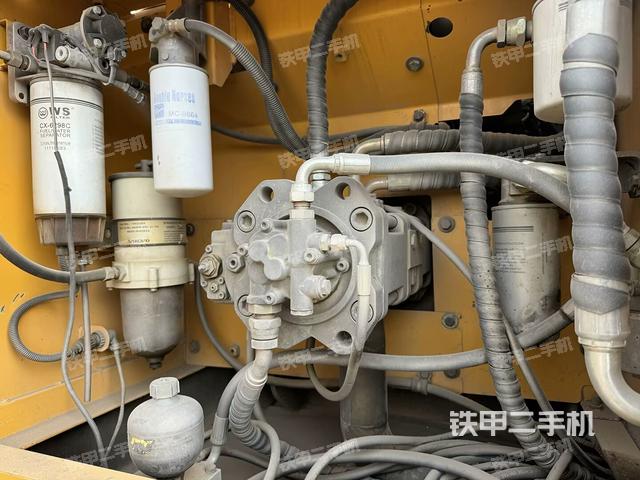 液壓泵艙室正面整體(整機外觀) 液壓泵艙室正面整體(整機外觀)