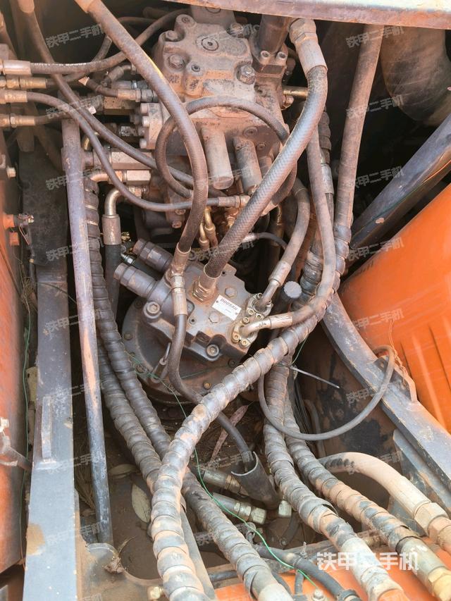 回轉(zhuǎn)馬達(dá)和主控閥（整機(jī)外觀）