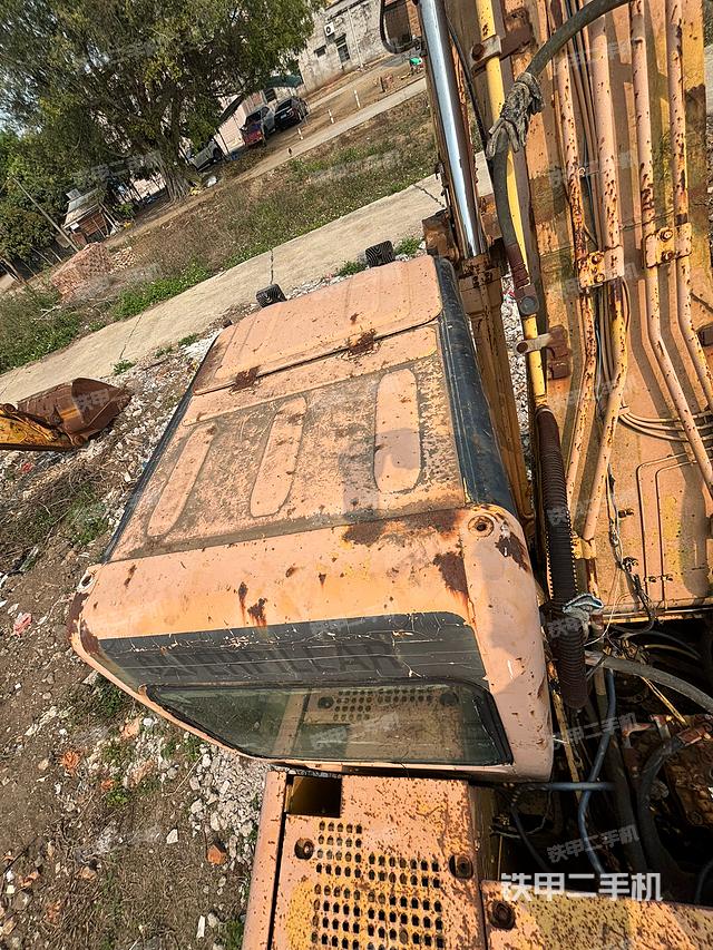 駕駛室頂部(整機(jī)外觀) 駕駛室頂部(整機(jī)外觀)