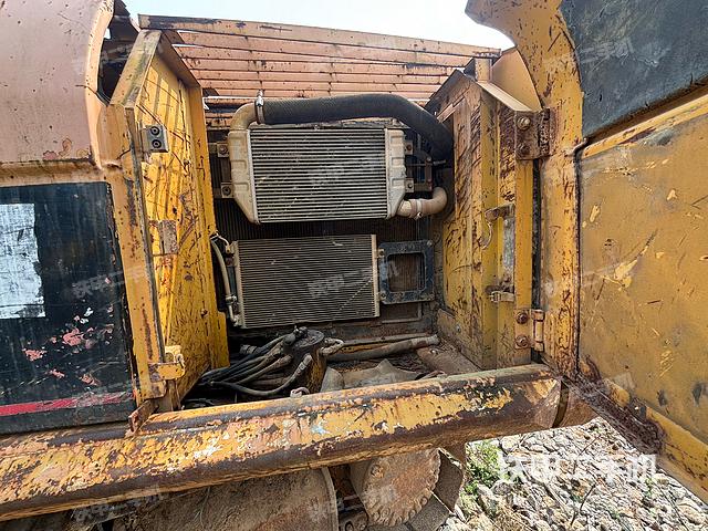 液壓泵艙室正面整體(整機(jī)外觀) 液壓泵艙室正面整體(整機(jī)外觀)