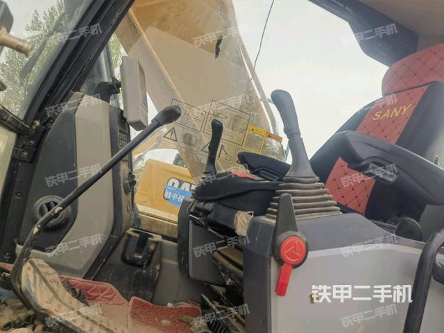 駕駛室整體(整機(jī)外觀) 駕駛室整體(整機(jī)外觀)