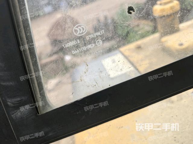 行走控制手柄和踏板?俯拍(駕駛室部分) 行走控制手柄和踏板?俯拍(駕駛室部分)