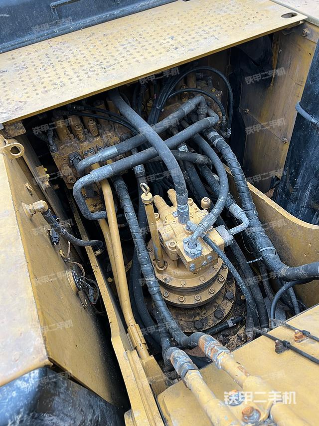 回转马达和主控阀（整机外观）