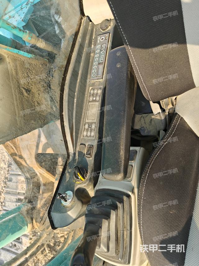 座椅右側(cè)控制臺(tái)/鑰匙門/油門/含右手柄(駕駛室部分) 座椅右側(cè)控制臺(tái)/鑰匙門/油門/含右手柄(駕駛室部分)