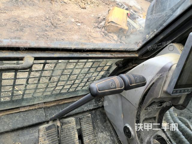 行走控制手柄和踏板?俯拍(駕駛室部分) 行走控制手柄和踏板?俯拍(駕駛室部分)