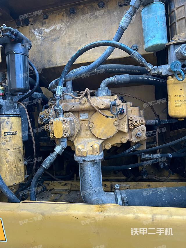 液压泵舱室正面整体（整机外观）