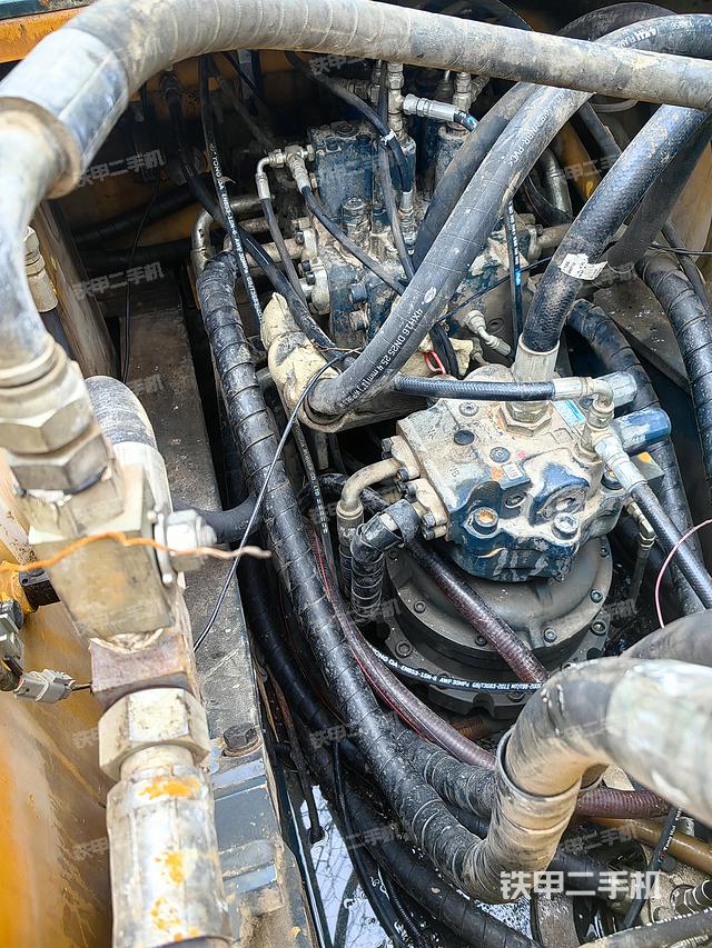 回转马达和主控阀（整机外观）