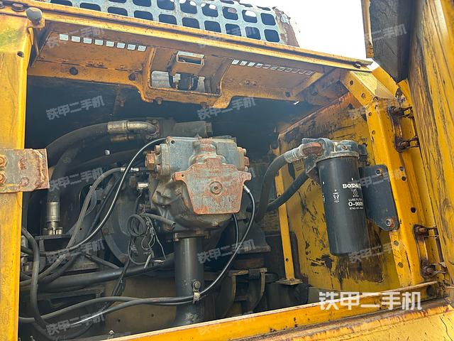 液压泵舱室正面整体（整机外观）