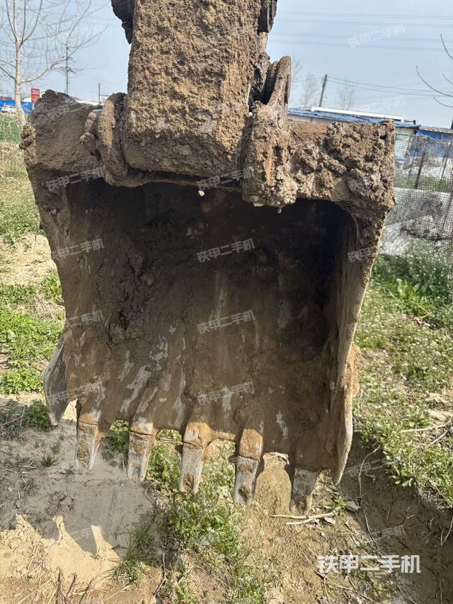 鏟斗右后整體(工作和回轉(zhuǎn)裝置) 鏟斗右后整體(工作和回轉(zhuǎn)裝置)