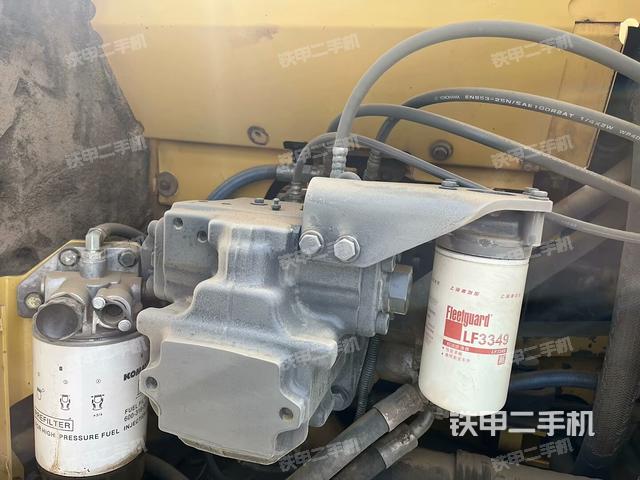 液壓泵艙室正面整體(整機外觀) 液壓泵艙室正面整體(整機外觀)